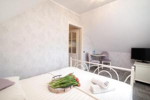 a room with a bed with a basket of vegetables on it at Villa Mare in Łeba