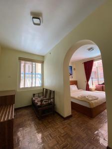 um quarto com uma cama e um arco num quarto em Alobar1000 Hostel em Kathmandu