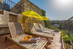 Ein Balkon oder eine Terrasse in der Unterkunft Villa BELLA MARE with stunning Sea Views