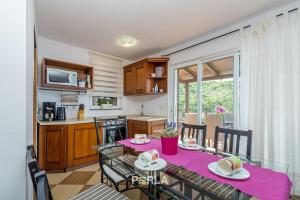 eine Küche und ein Esszimmer mit Tisch und Stühlen in der Unterkunft Villa BELLA MARE with stunning Sea Views in Vrbnik