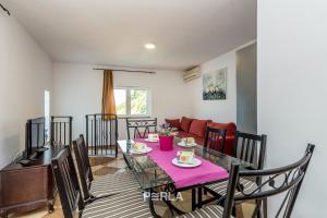 Ein Sitzbereich in der Unterkunft Villa BELLA MARE with stunning Sea Views