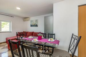 Ein Sitzbereich in der Unterkunft Villa BELLA MARE with stunning Sea Views