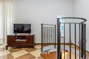 ein Wohnzimmer mit Fernseher und Tisch in der Unterkunft Villa BELLA MARE with stunning Sea Views in Vrbnik