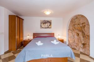 ein Schlafzimmer mit einem Bett mit zwei Handtüchern darauf in der Unterkunft Villa BELLA MARE with stunning Sea Views in Vrbnik