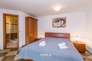 Ein Bett oder Betten in einem Zimmer der Unterkunft Villa BELLA MARE with stunning Sea Views