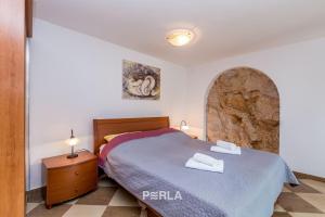 Ein Bett oder Betten in einem Zimmer der Unterkunft Villa BELLA MARE with stunning Sea Views