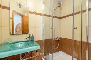 ein Badezimmer mit Waschbecken und Dusche in der Unterkunft Villa BELLA MARE with stunning Sea Views in Vrbnik