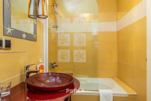 Ein Badezimmer in der Unterkunft Villa BELLA MARE with stunning Sea Views