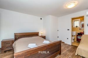 Ein Bett oder Betten in einem Zimmer der Unterkunft Villa BELLA MARE with stunning Sea Views