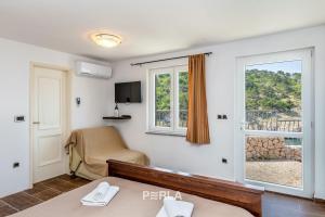 ein Zimmer mit einem Bett und einem Fenster in der Unterkunft Villa BELLA MARE with stunning Sea Views in Vrbnik