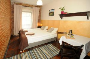 a bedroom with a bed and a table and a desk at Centrum Turystyki Niekonwencjonalnej in Srebrna Góra