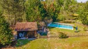 een luchtzicht op een huis met een zwembad bij Domaine les Maisons des Houssats in Trensacq