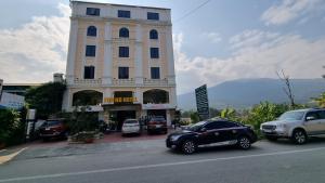 une voiture noire garée devant un bâtiment dans l'établissement Friend Hotel Hà Giang, à Ha Giang