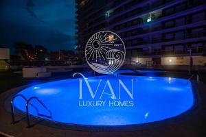 Bazén v ubytovaní Casa Salzburg Ivan Luxury Homes 5ªPlta Sur 1ªLínea alebo v jeho blízkosti