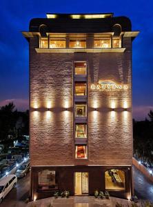 un bâtiment avec un panneau sur son côté dans l'établissement Barsana Boutique Hotel - Pure vegetarian, à Kolkata