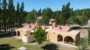 una vista aérea de una casa con árboles en el fondo en La Vicuñita Hotel & Cabañas en Rodeo