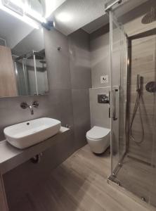 łazienka z umywalką, prysznicem i toaletą w obiekcie Para Thin Alos Inn w mieście Neos Marmaras