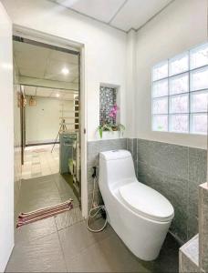 ein Badezimmer mit einem weißen WC und einer Dusche in der Unterkunft Village House CAC 2 in Strand Bang Tao
