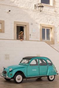 an old blue car parked in front of a building at Santa Maria 24 in Monopoli