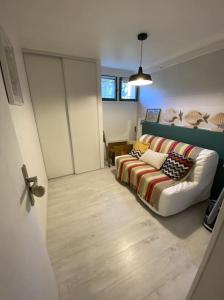 sala de estar con sofá y cama en Magnifique T3 rénové, 15min à pied CV, pkg privé en Aix-en-Provence