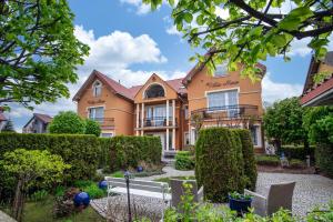 韦巴马雷别墅民宿的一栋前面有灌木丛的大房子