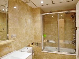 トレビエハにあるPurisimaのバスルーム(シャワー、トイレ、シンク付)