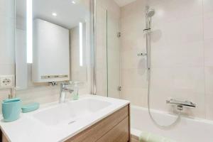 a white bathroom with a sink and a shower at Chalet-Apartment Seefeld and Chill HARMONY im Zentrum mit Netflix for free in Seefeld in Tirol