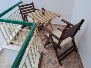 una mesa de madera y una silla con una planta. en Haus Dusseldorf, en Potos