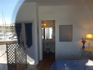 a room with a hallway with a window and a table at B&B Il Gatto Pescatore in Stintino