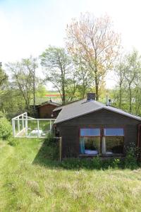 une petite maison au milieu d'un champ dans l'établissement Huisje Vogelsand, à 't Horntje