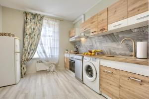 Il comprend une cuisine équipée d'un lave-linge et d'un sèche-linge. dans l'établissement Apartament w Górach Wałbrzyskich, à Boguszów-Gorce