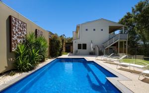 uma piscina em frente a uma casa em Grand Escape McKenzie - solar heated Pool, WiFi, Netflix, 5 bdrm, 4bthrm em Cowes