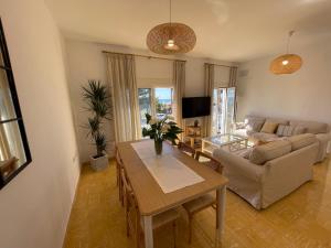 sala de estar con mesa y sofá en Casa Julia Apartamento Playa Benajarafe, en Vélez-Málaga