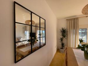 un espejo colgado en una pared en una habitación en Casa Julia Apartamento Playa Benajarafe, en Vélez-Málaga