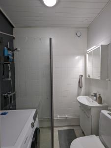 Et badeværelse på Wonderful and spacious city center apartment - own carpark