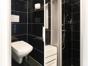 een zwarte badkamer met een toilet en een douche bij Modern 1BR Apart- Suitable for Longstays in Wenen