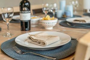 una mesa con un plato de comida y una botella de vino en Zeeanemoon - Holiday home for 6 persons, en Middelkerke