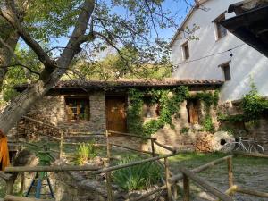 an old stone house with ivy growing on it at Molino del Corregidor in San Román de Cameros