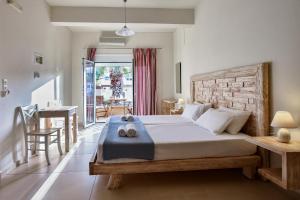 1 dormitorio con 1 cama grande y toallas. en Michalis Apartments, en Agia Pelagia