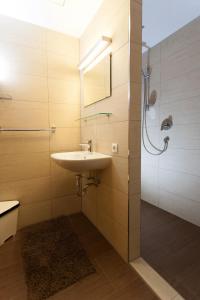 Koupelna v ubytování Rutsche Hostel + 32 fotografií