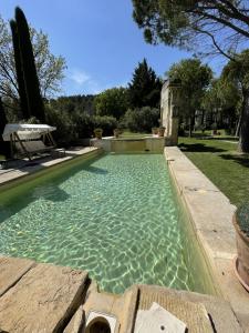 - une piscine d'eau verte dans la cour dans l'établissement Chateau Talaud, à Loriol-du-Comtat