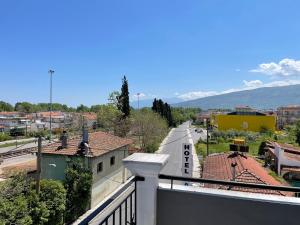 vistas a la calle desde el balcón de la ciudad en Hotel Evagelia, en Leptokarya