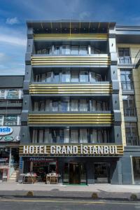 een hotel grand istanbul gebouw met een hotel grand istanbul bord bij Hotel Grand İstanbul in Istanbul