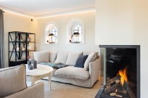 a living room with a couch and a fireplace at Ferienhaus Miarwuefki in Rantum