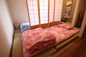 Giường trong phòng chung tại ゲストハウスAiki