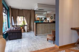 salon z kanapą i barem w obiekcie Swakopmund Sands w mieście Swakopmund