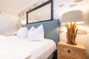 a bedroom with a bed and a mirror on the wall at Haus Bötticher Straße Whg 01 in Westerland (Sylt) +42 photos