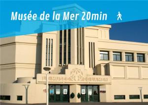 un bâtiment avec un panneau qui lit la musique de la mer merinho dans l'établissement Maison Britannia au cœur de Biarritz, à Biarritz