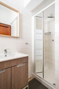 Casa Alto da Serra Sesimbra في سيسيمبرا: حمام مع حوض ودش زجاجي