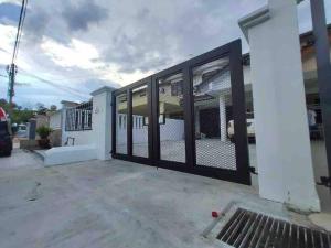 uma casa com um portão em frente em S&G Homestay - JB@Permas Jaya em Johor Bahru